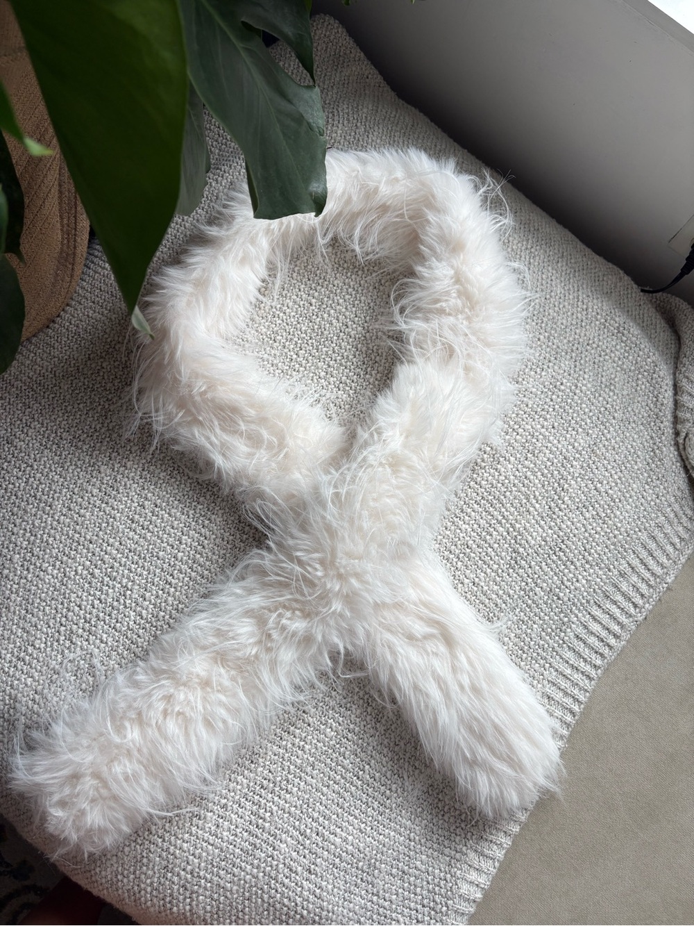 H&M Faux Fur Loop Scarf in Off-White